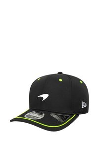 Czarna czapka z wygiętym daszkiem, neonowozielonymi akcentami i przyszytymi detalami. Z przodu widnieje białe logo, a materiał ma strukturalne wykończenie.