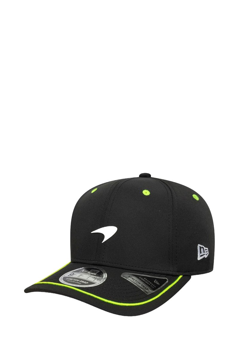 Czarna czapka z wygiętym daszkiem, neonowozielonymi akcentami i przyszytymi detalami. Z przodu widnieje białe logo, a materiał ma strukturalne wykończenie.