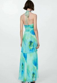 Maxi-jurk van lichtgewicht, geplooid materiaal, met een halternek en een gradient patroon van blauwe en groene tinten. Rekbare lijfje, vloeiende ontwerp.