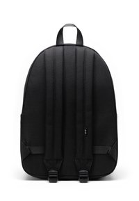 Czarna plecak z wyściełanym tylnym panelem, regulowanymi szelkami i uchwytem u góry. Charakteryzuje się gładką teksturą i prostym wzornictwem.