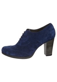 Mörkblå mockaskor med rund tå, snörningsdesign, wingtip-detaljer och en kraftig svart klack med texturerad yta.