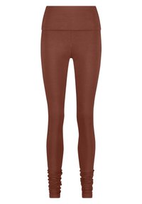 Leggings marron avec une large taille repliable. Texture lisse avec une coupe ajustée et un détail froncé à la cheville.