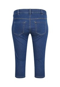 Kaffe Curve VICKA MIE CAPRI - Džínové kraťasy - medium blue washed denim