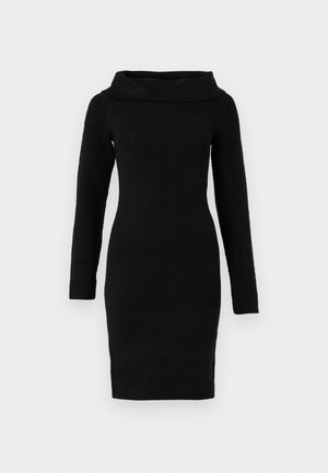 Sort strikket kjole med lange ærmer og bred cowl-halsudskæring, tætsiddende silhuet og knælang kant.