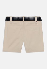 Shorts kaki avec une ceinture rayée bleu marine et blanche. Comprend deux poches arrière et une texture lisse.