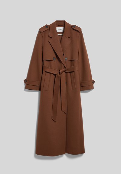 Trench coat lungo marrone con cintura, spalline e linguette sui polsi con bottoni, due tasche frontali e ampi revers.