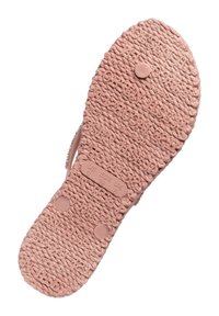 Růžová guma podešev sandálů s texturovaným gripem, kulatými výstupky a velikostními značkami. Na povrchu se nachází embosovaný text.