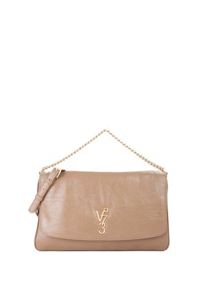 Sac à main en cuir beige avec une bandoulière chaîne dorée et un logo doré "V73" centré sur le rabat avant, avec une boucle latérale ajustable.