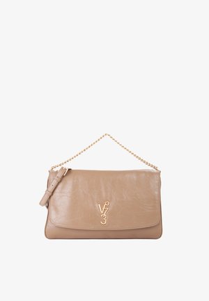 Beige leren handtas met gouden kettingband en goudkleurig „V73”-logo gecentreerd op de voorklep, met een verstelbare zijgesp.