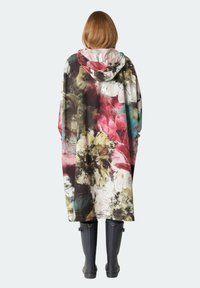 Bloemmotief poncho gemaakt van lichtgewicht stof in levendige kleuren, met een capuchon en een open, vloeiende ontwerp. Draag over donkere regenschoenen.