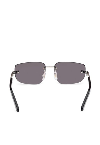 Occhiali da sole con montatura nera a forma quadrata e lenti scure, dettagli in metallo argentato e naselli trasparenti. Astine nere sottili con una texture liscia.