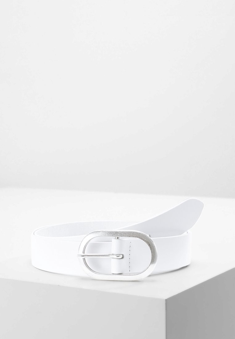 Ceinture en cuir blanc avec une boucle ovale argentée, présentée enroulée sur une surface blanche sur un fond uni.