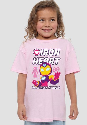 Rosa Baumwoll-T-Shirt mit einem bunten Grafikdesign eines Superhelden mit großen Augen, Herzen und dem Text "IRON HEART" und "LET'S ROCK N' ROLL!"