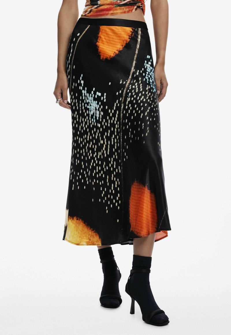 Jupe noire avec un imprimé abstrait vibrant présentant des touches d'orange et de bleu. Texture lisse, design mi-long et détail sur les côtés.