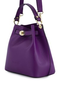 Lilla læderhåndtaske med en struktureret overflade, udstyret med en lås i guld, kontrasterende kant og et struktureret, tilspidset design.