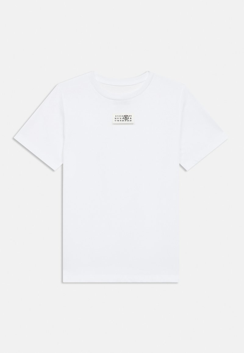 Λευκό βαμβακερό T-shirt με κοντά μανίκια και στρογγυλή λαιμόκοψη. Διαθέτει μικρό λογότυπο στο στήθος και λεία υφή.