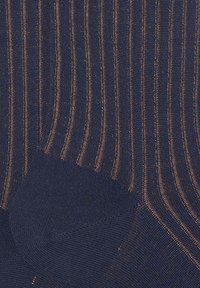 Calzini blu navy con sottili strisce verticali color rame. Texture morbida, design a coste e tallone rinforzato.