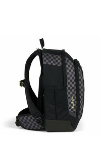 Sac à dos noir et gris à carreaux avec des bretelles rembourrées, plusieurs poches et une base renforcée. Présente un accent de logo jaune sur le côté.