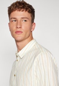 Pier One SHIRT-LINEN BLEND - Marškiniai - off-white