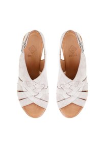 Hellgraue Wildleder-Slingback-Sandalen mit einem geflochtenen Riemendesign, offener Zehenpartie und einer silbernen Schnalle für eine verstellbare Passform am Knöchel. Natürliche Lederinnensohle.