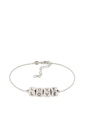 Silbernes Kettenarmband mit quadratischen Buchstabenperlen, die das Wort "LOVE" zweimal hintereinander buchstabieren, mit einem verstellbaren Verschluss.
