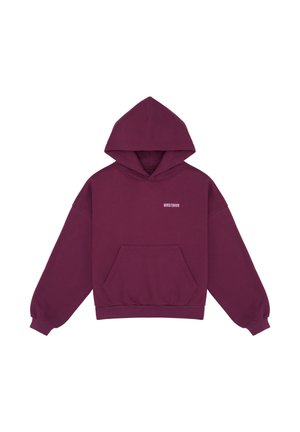 Sweat à capuche bordeaux avec manches longues, poche kangourou à l’avant, poignets côtelés et petit texte blanc sur la poitrine.