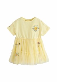 Robe jaune à manches courtes avec un haut texturé et une jupe en tulle superposée. Présente une broderie florale et un détail de taille froncée.
