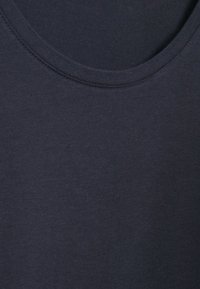 Mörkblå bomulls t-shirt utan ärmar med rundad halsringning och mjuk yta. Tyget verkar lätt och har en subtil lyster.