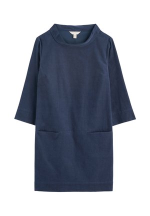 Námornícky modré šaty s vysokým, zaobleným golierom a rukávmi po tri štvrtiny. Obsahujú dva predné vrecká a majú jednoduchý, rovný strih.