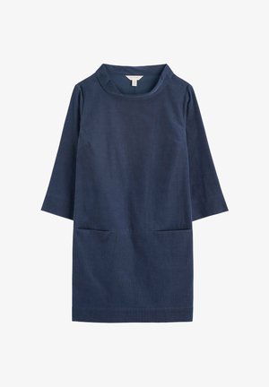Marineblå kjole med høj, rund krave og trekvartlange ærmer. Har to frontlommer og et simpelt, lige design.
