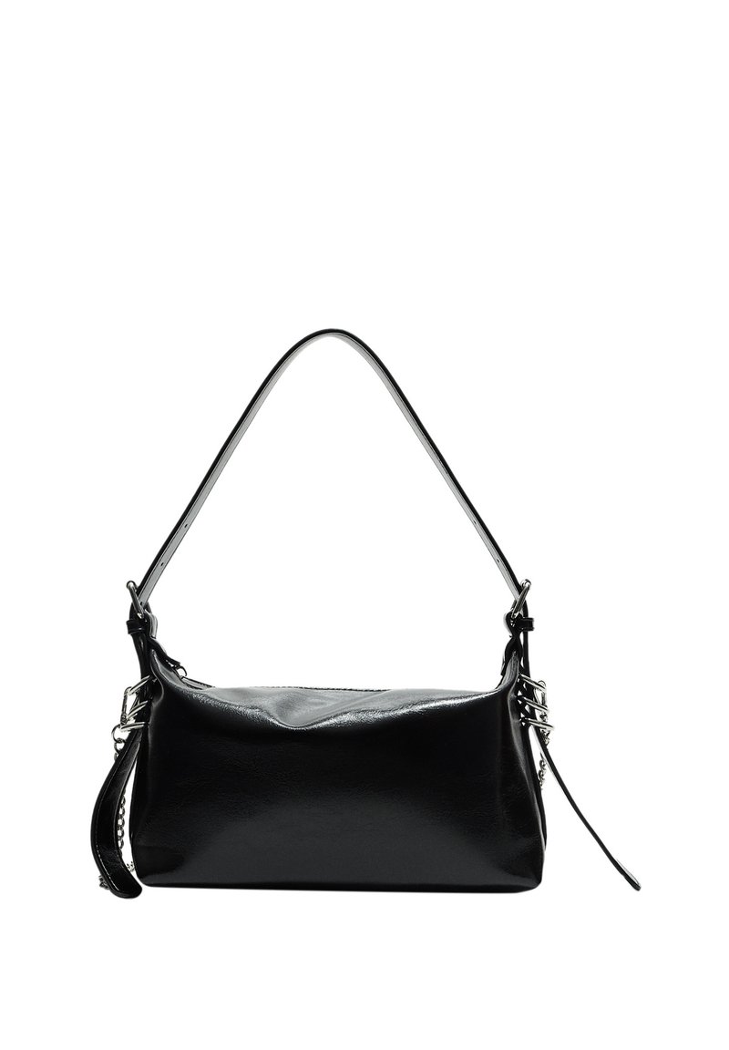 Sac à main en cuir noir avec une bandoulière incurvée, texture lisse, forme rectangulaire, fermeture zippée et accents en métal argenté.