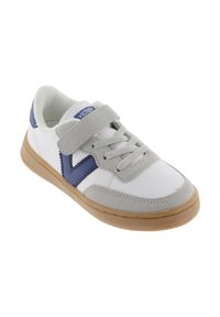 Sneaker bianca con dettagli in suede grigio e logo blu. Presenta una chiusura a strappo, punta rotonda e suola in gomma con grip testurizzato.