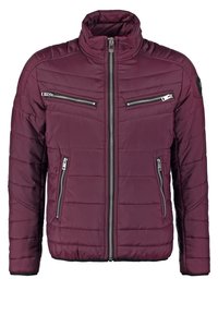 Vínově červená péřová bunda s vysokým límcem, zapínáním na zip a dvěma zipovými kapsami na hrudi. Vyznačuje se vodorovným prošitím a hladkou texturou.