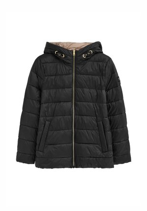 Sort quiltet hættejakke med frontlynlås, skrå sidelommer, snøre i hætten og beige foring indeni hætten.