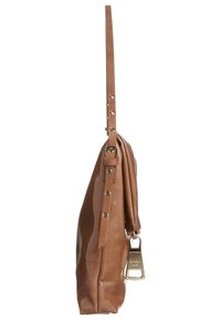 Braune Lackleder-Schultertasche mit schlankem Profil, verstellbarem Tragegurt und goldenen Hardware-Details, ausgestattet mit einem Verschluss.