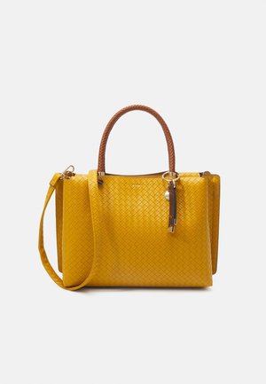 Gelbe gewebte Lederhandtasche mit braunen geflochtenen Griffen, abnehmbarem Schulterriemen und einem Schlüsselanhänger, der vorne hängt.