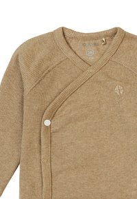 Bruine geribbelde cardigan met een V-hals, voorzien van een decoratief logo op de borst en witte drukknoopsluitingen aan de voorkant.