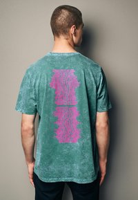 Next LICENSE REGULAR - Print T-shirt - green wash metallica