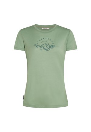 T-shirt verde chiaro a maniche corte realizzato in tessuto morbido, con un'illustrazione di una montagna verde scuro e la scritta "ICEBREAKER" sopra il design.