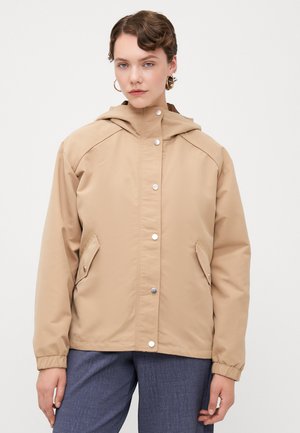 Beige hettejakke med trykknapplukking, sidelommer og en avslappet passform. Stoffet er glatt med en matt finish.