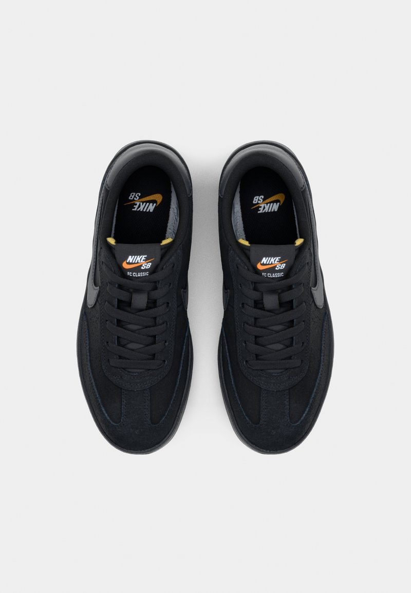 Schwarze Nike SB Sneakers mit einem Obermaterial aus Wildleder, flachen Schnürsenkeln, strukturiertem Zehenbereich und leicht kontrastierender Naht.