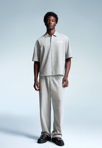 Bershka EMBROIDERED SHORT SLEEVE - Ing - dark grey