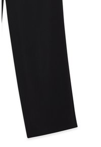 Musta kapenevat housut, joissa on sileä tekstuuri, litteä etuosa, hienovaraiset ompeluyksityiskohdat ja klassinen muotoilu, joka sopii erilaisiin tilaisuuksiin.