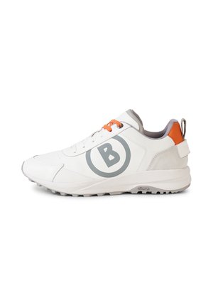Weißer Sportschuh mit grauem, kreisförmigem "B"-Logo, orangefarbenen Schnürsenkeldetails und gepolstertem Schaftrand mit orangefarbener Fersenschlaufe, auf einer robusten Sohle.