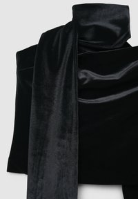 Schwarzer, mit Samt bezogener Stoff mit glatter Textur und glänzender Oberfläche. Gefaltetes Design mit fließenden Kanten und strukturiertem Kragen.