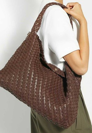 Sac fourre-tout tissé de couleur brune avec une finition texturée et un design décontracté. Il dispose d'une bandoulière et d'une fermeture décorative à bouton.