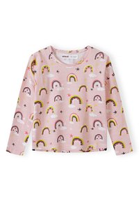 Rosa Langarmshirt mit einem Muster aus bunten Regenbögen, Wolken und Sternen, aus weichem, atmungsaktivem Stoff. Lässige Passform.