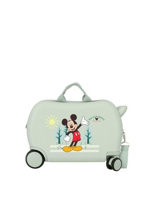 Maleta de color verde claro para niños, con ruedas, asa e ilustración de Mickey Mouse saludando junto a árboles y sol, con el texto "Podemos mover montañas".