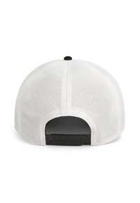 Gorra de béisbol de malla blanca con una correa ajustable de plástico negro, que presenta una forma redondeada y un pequeño botón negro en la parte superior.