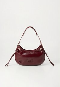 Bordeauxrode leren handtas met een afgeronde vorm, korte handgreep en trekkoordaccenten. Voorzien van een subtiel geperst logo aan de voorkant.